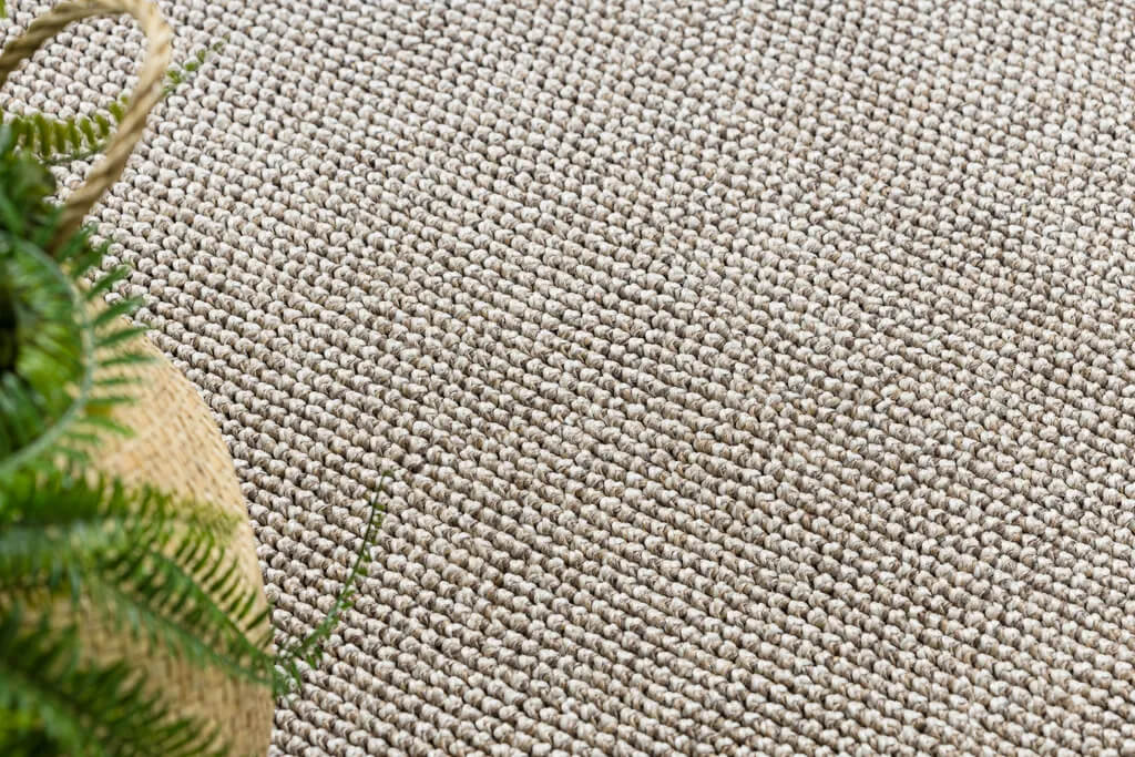 Zbliżenie na fragment dywanu Casablanca Loom w kolorze brązowym z pętelkowym runem