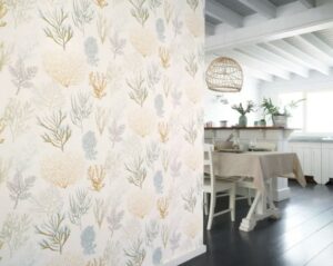 Jasna tapeta Casadeco z oferty Dywany Witek z delikatnym motywem koralowców w pastelowych kolorach, przy wejściu do jadalni.